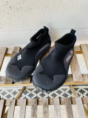 Black Water Shoes, size 10/11 (SM)