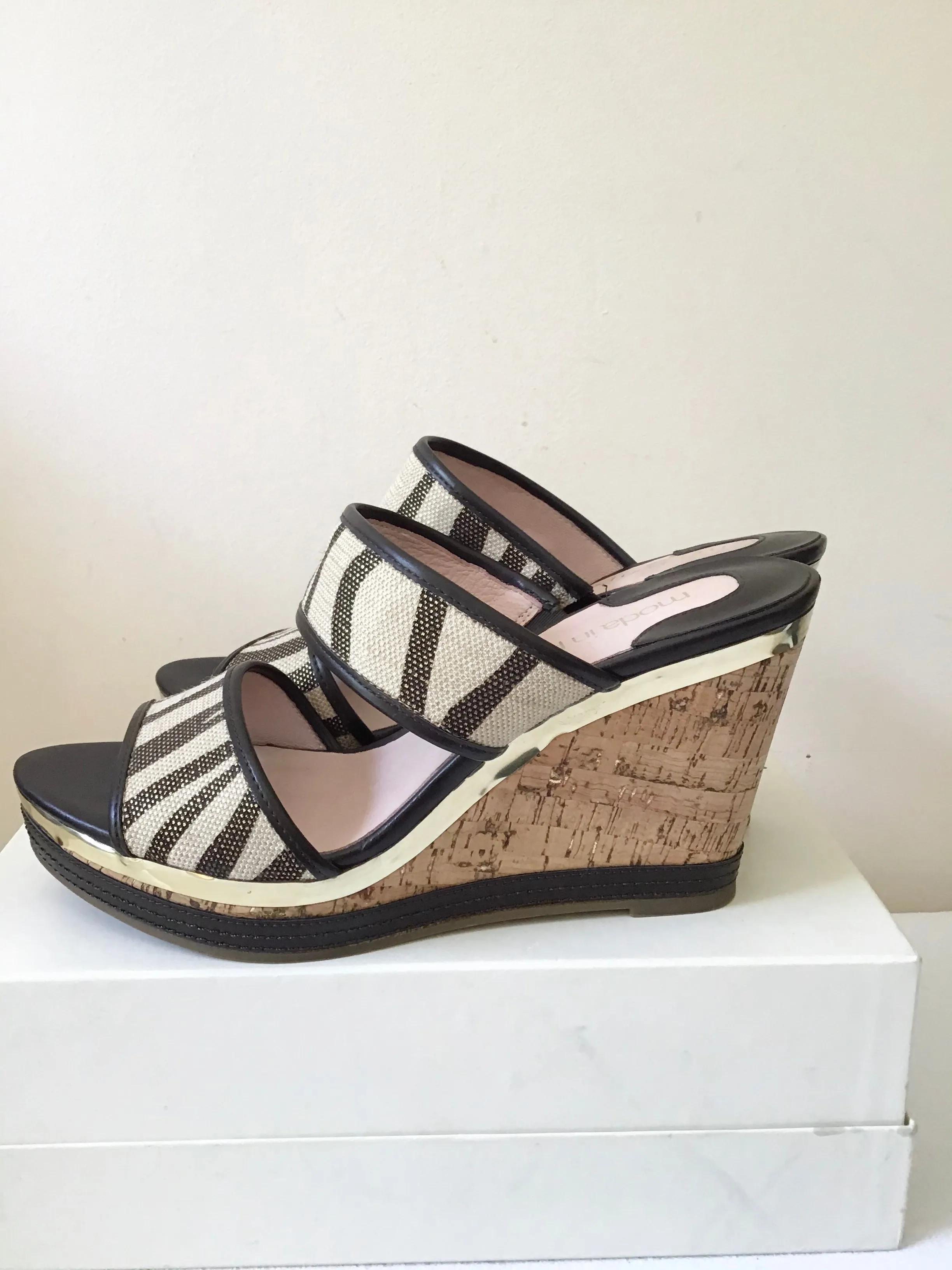 BRAND NEW MODA IN PELLE CREAM & BROWN GOLD TRIM  WEDGE HEEL MULES SIZE 7/40