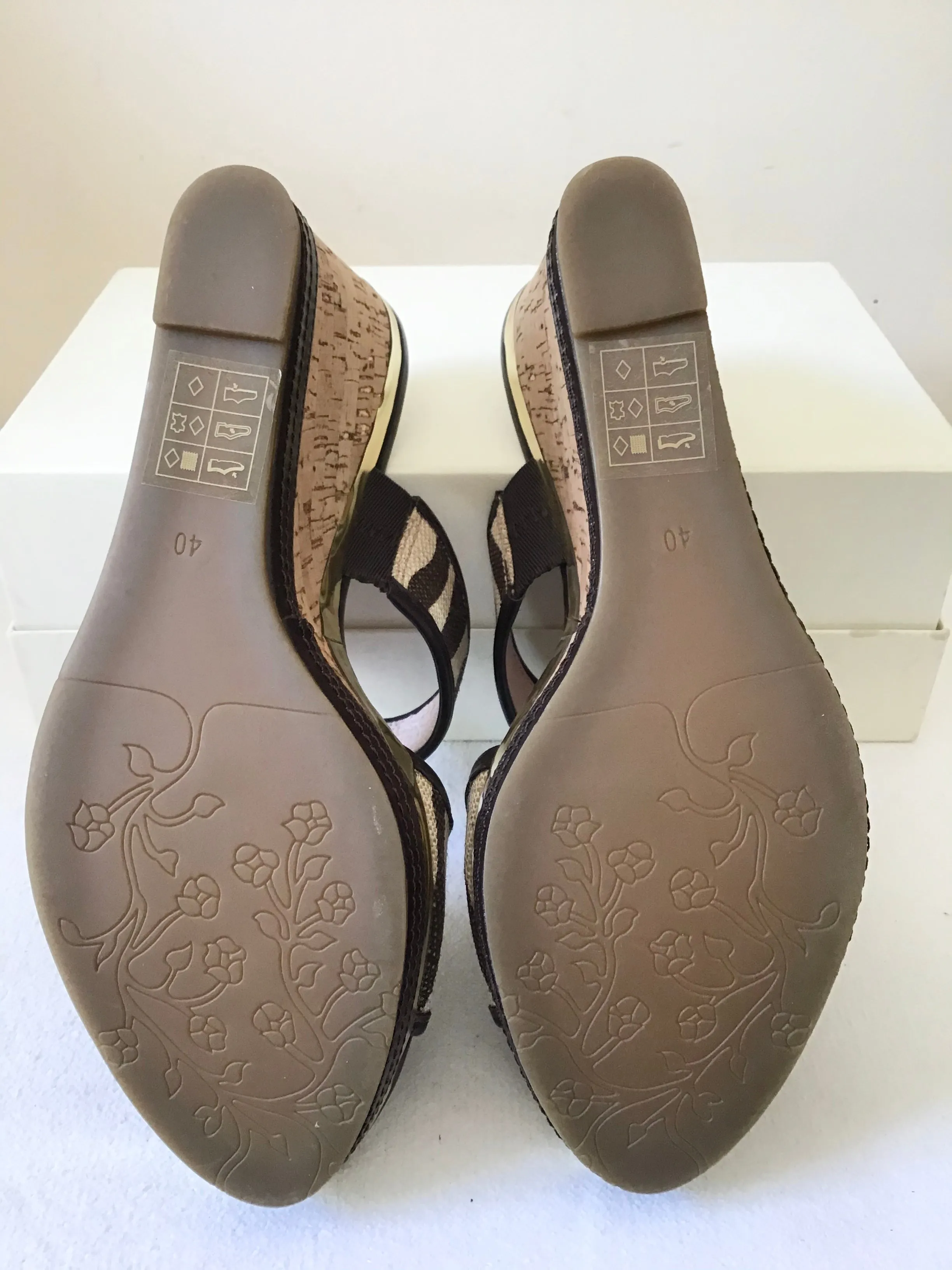 BRAND NEW MODA IN PELLE CREAM & BROWN GOLD TRIM  WEDGE HEEL MULES SIZE 7/40