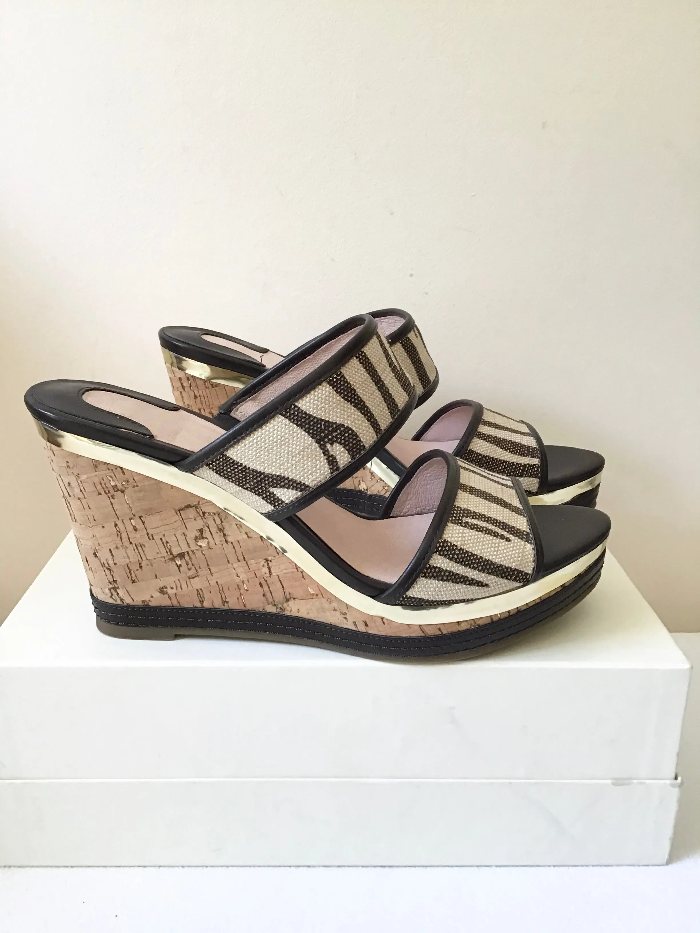BRAND NEW MODA IN PELLE CREAM & BROWN GOLD TRIM  WEDGE HEEL MULES SIZE 7/40