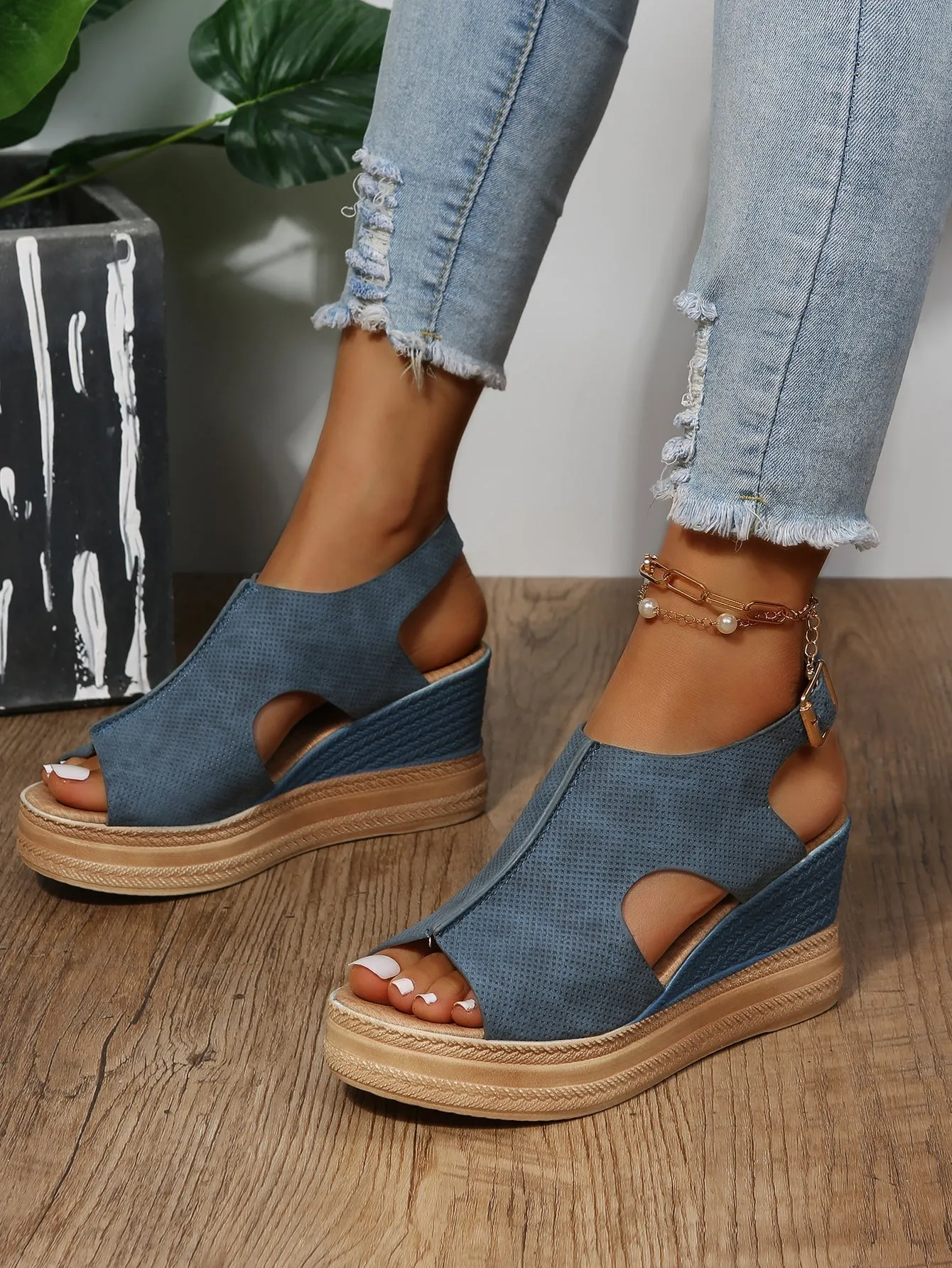 Casual sandals with wedge heel