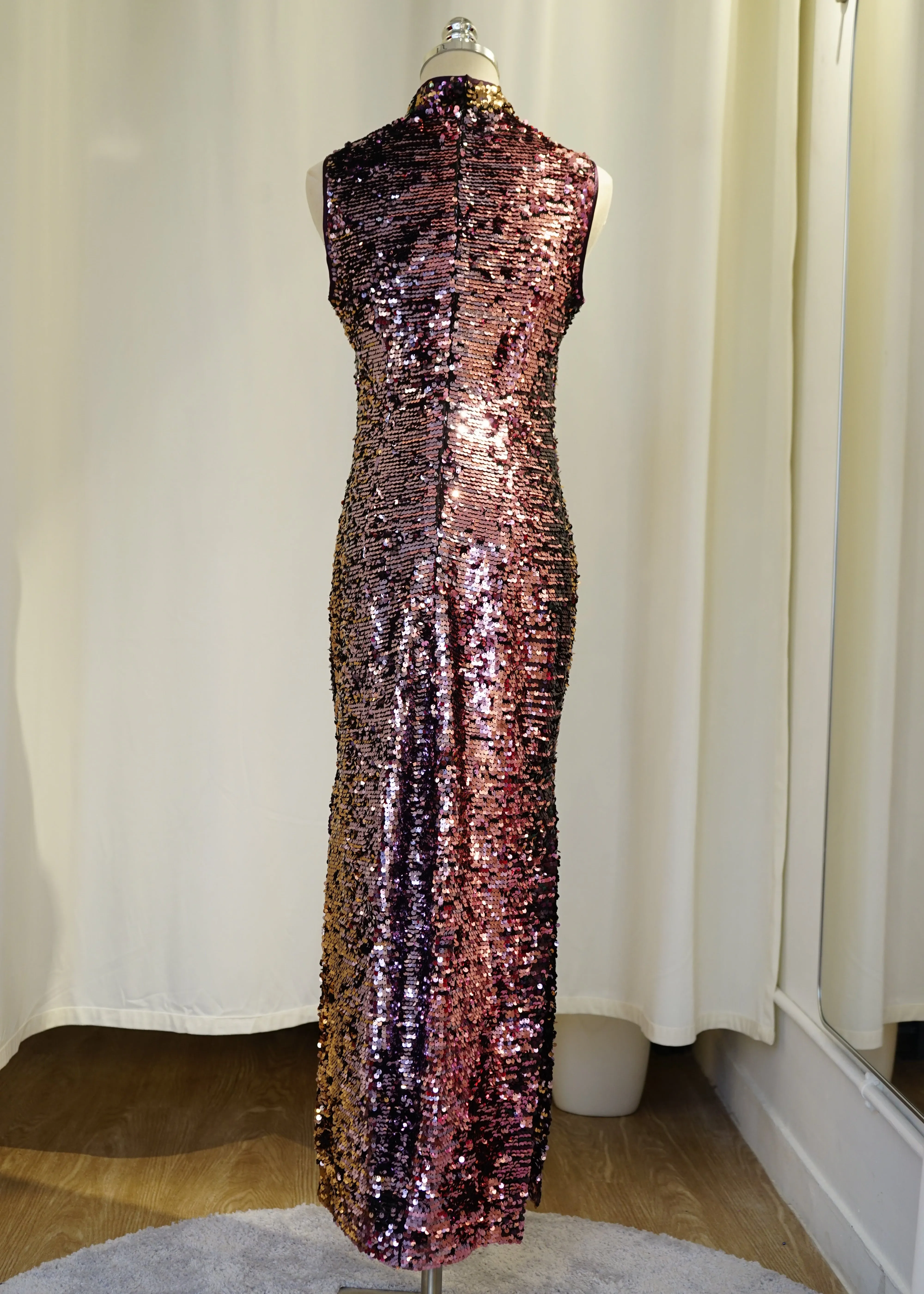 Sleeveless Keyhole Qipao