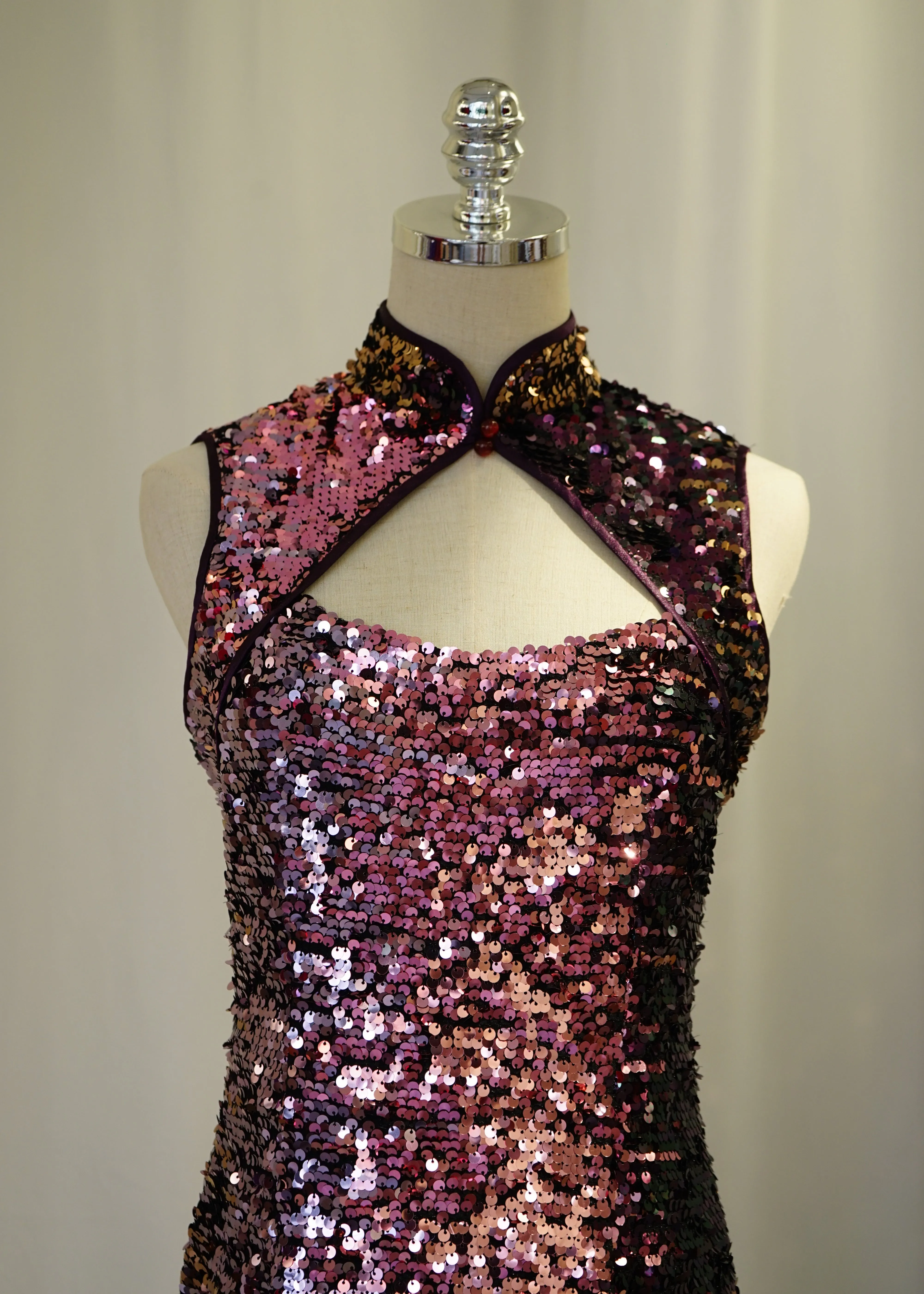 Sleeveless Keyhole Qipao